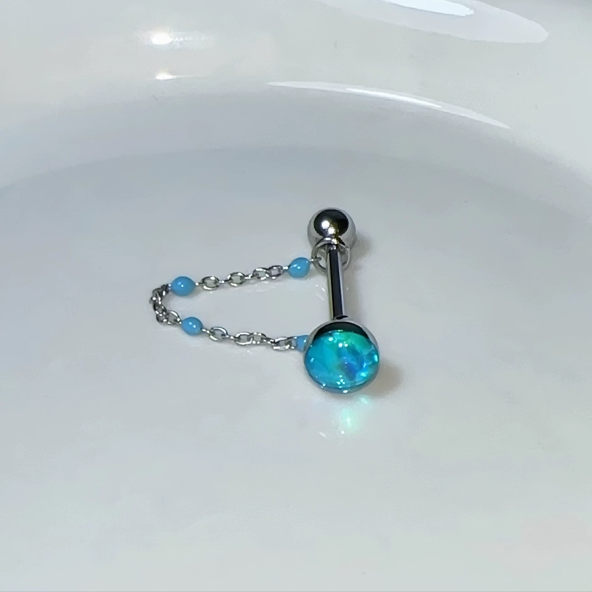 1個入り高品質トレンドブルーグリッターボールチェーンチタン鋼 - Body Jewelry Titanium のレビューと価格