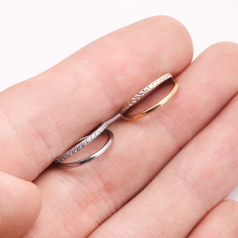 ASTM F136 チタン 16 グラムムーンノーズリングフ - Septum Clicker Ring のレビューと価格
